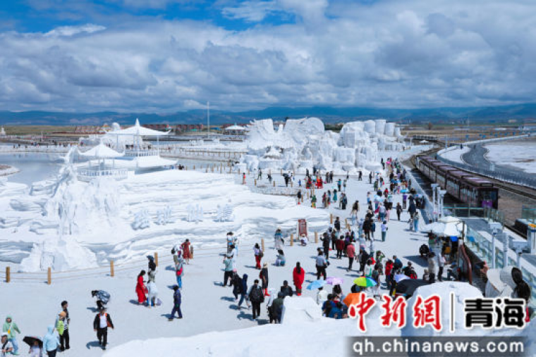 图为茶卡盐湖景区游人如织。王生荣 摄